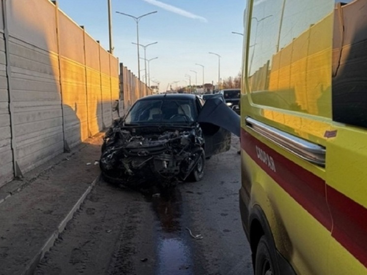 В ДТП с грузовиком и легковушкой в Волгограде пострадали 2 человека