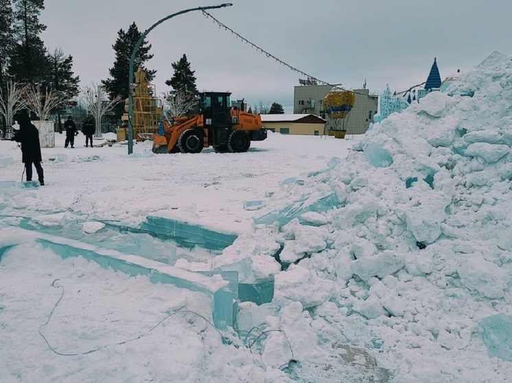 В Ноябрьске сносят ледовый городок
