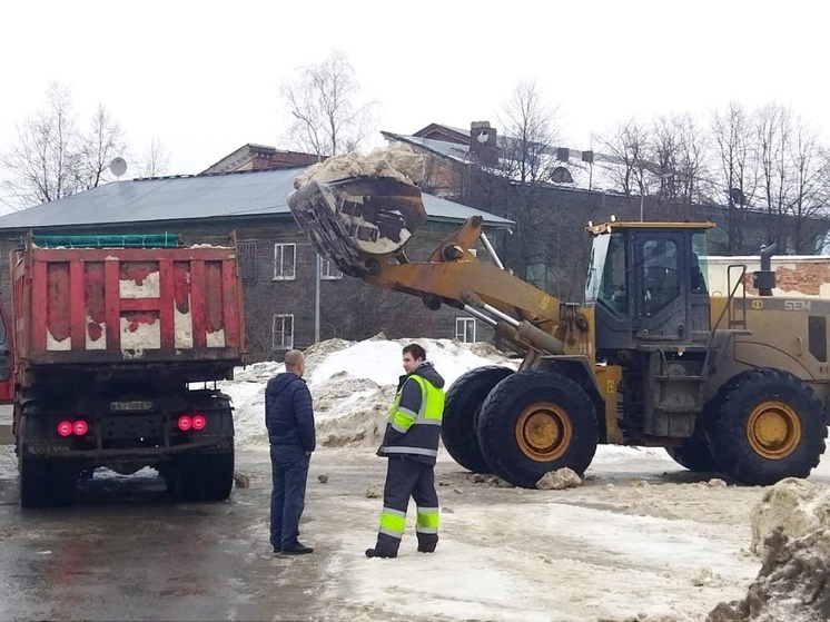 Стадион в Петрозаводске начали расчищать от завалов грязного снега