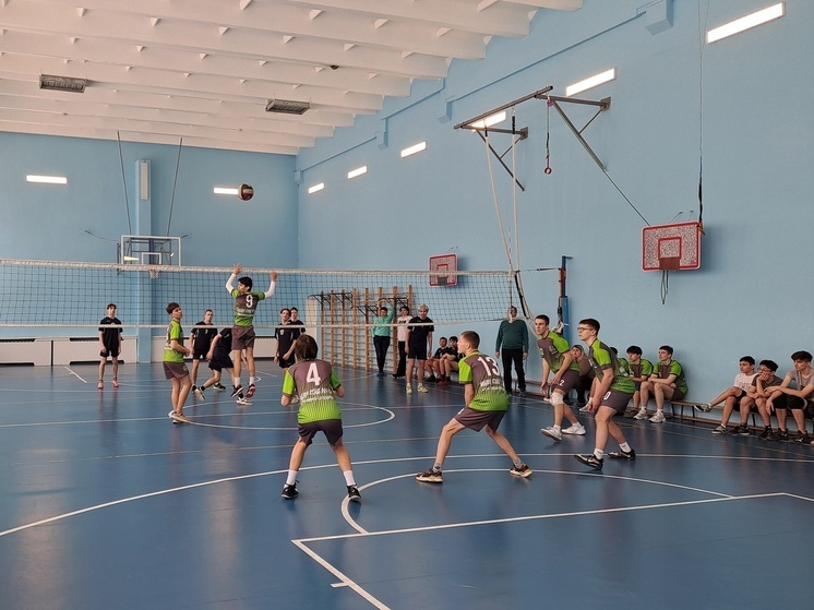 Школьники Серпухова сыграли в волейбол