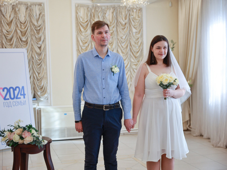 Сертификат молодоженов вручили паре во Владивостоке
