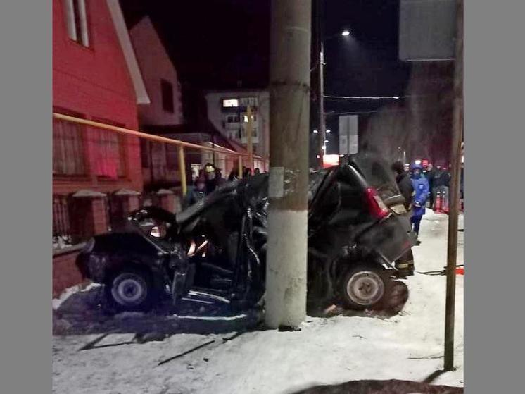 При въезде «Лады» в столб под Воронежем погибла женщина