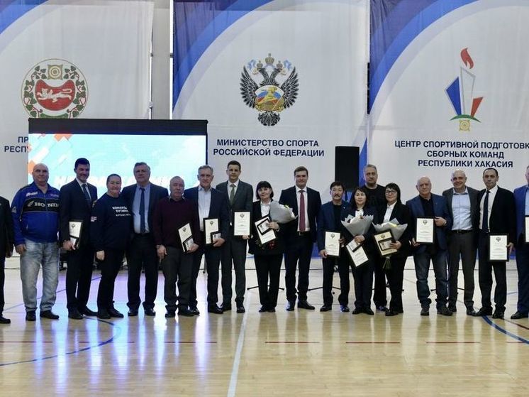 Глава Хакасии и президент Федерации лыжных гонок России вручили спортсменам награды