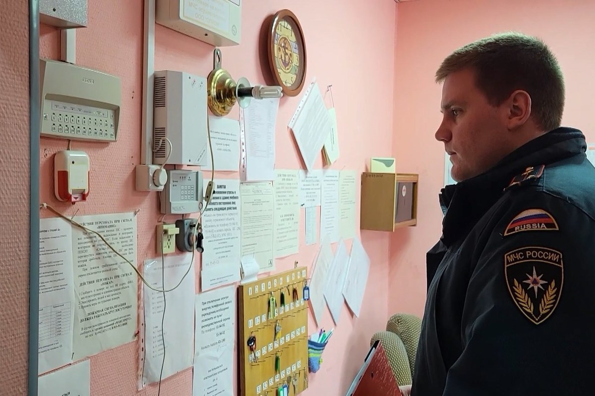 Сотрудники Костромского МЧС проводят предвыборную проверку участков для голосования