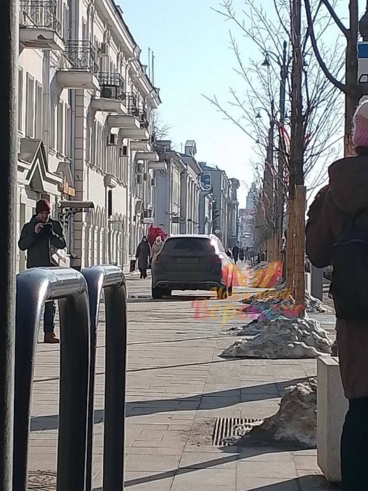 Воронежцев возмутила наглая езда джипа по тротуару в центре города