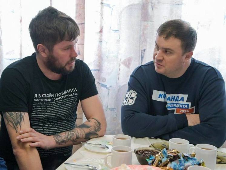 Омский губернатор Хоценко навестил бойца СВО в Одесском районе