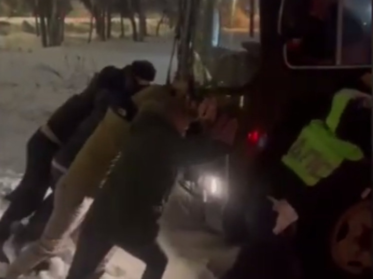 Подмосковная полиция вызволила военный автобус из снежной ловушки