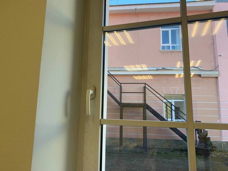 Жителя Черняховска подозревают в краже пластикового окна из подъезда