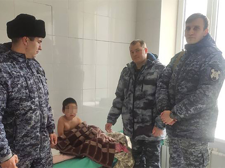 В Астраханской области дедушка вместе с внуком провались под лед