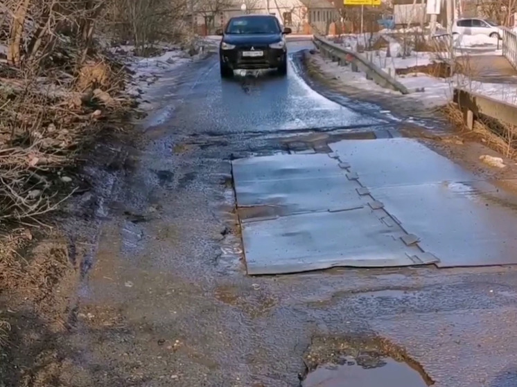 Жители Курска жалуются на аварийный мост на улице Малиновой