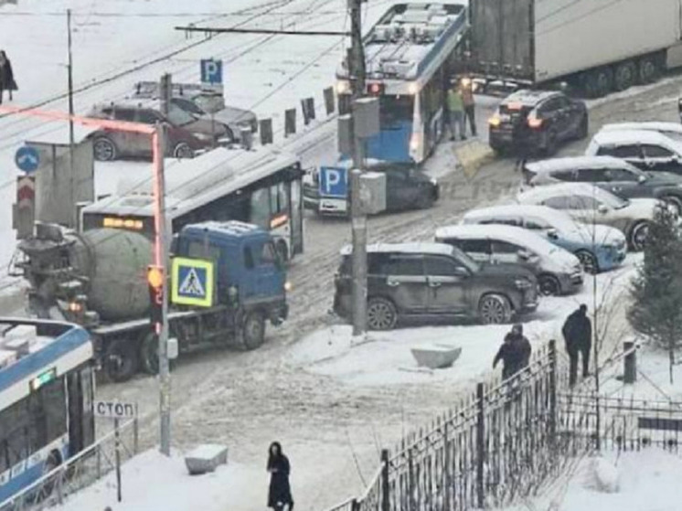 В центре Новосибирска из-за аварии фуры и троллейбуса образовалась пробка