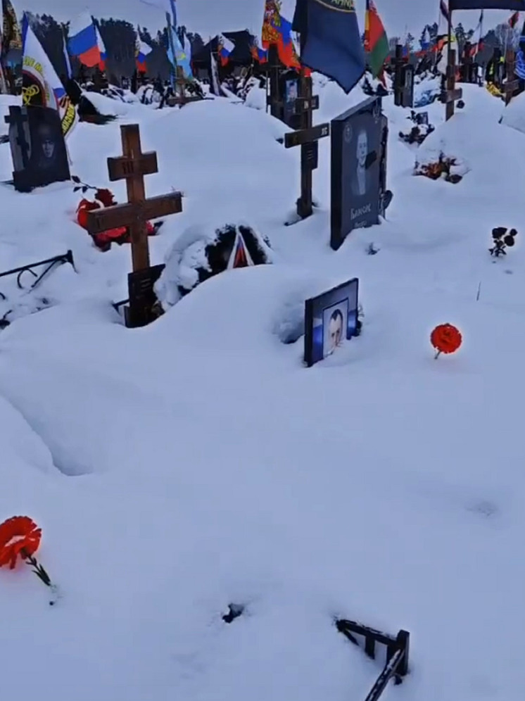 Отца погибшего на СВО бойца оскорбили на кладбище в Твери из-за жалобы на снег