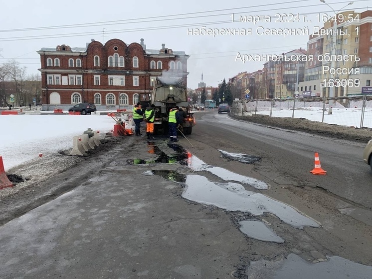 На площади в районе морвокзала в Архангельске начался противоаварийный ремонт дороги