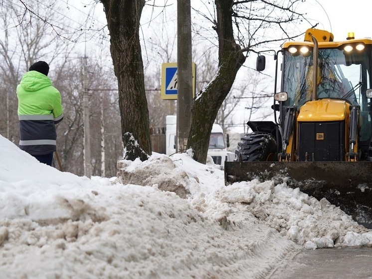 Снег и наледь убирают с тротуаров Вологды