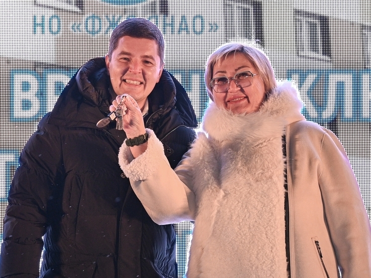 Губернатор ЯНАО вручил ключи от новых квартир семьям из Коротчаево