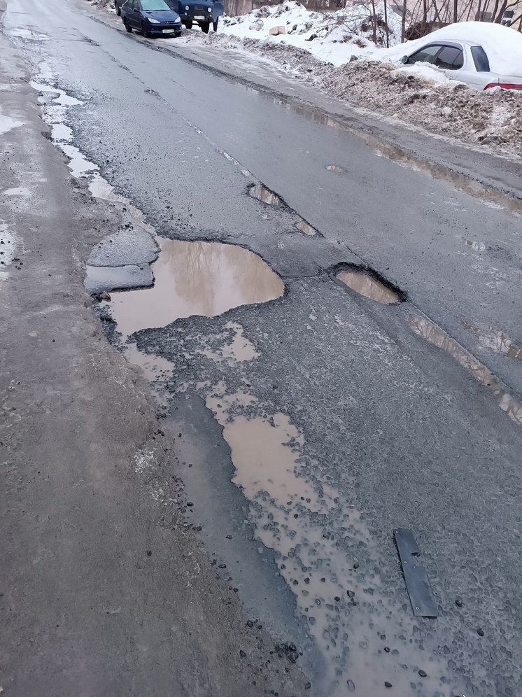 Влетают все: водителей предупредили о глубокой яме на дороге в Петрозаводске