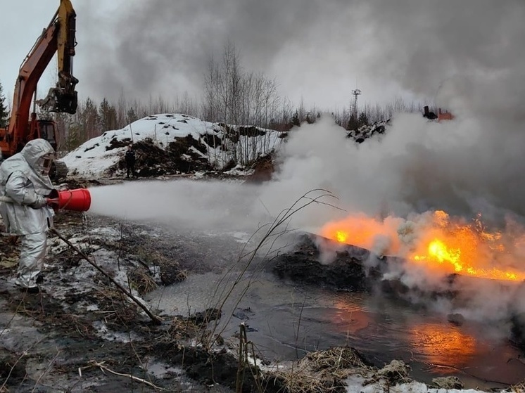 Дым от пожара на заброшенной нефтебазе закрыл небо над Петрозаводском