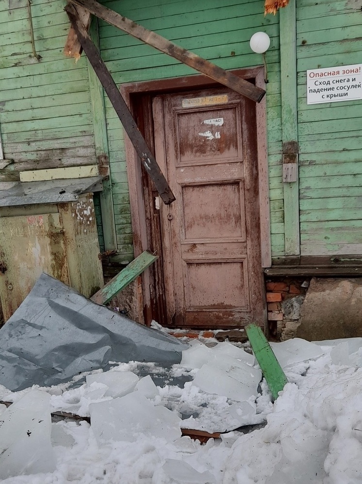 Ледяные глыбы обрушили козырек подъезда на доме в Петрозаводске