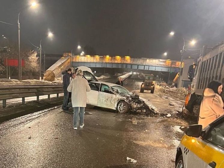 Легковушка протаранила большегруз на Большой Серпуховской в Подольске