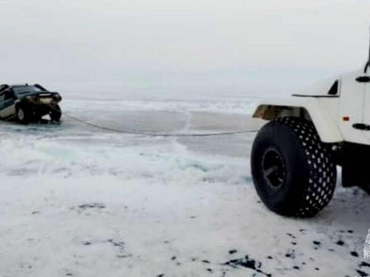  Семья путешественников из Новосибирска на машине попала в ледовый разлом на Байкале