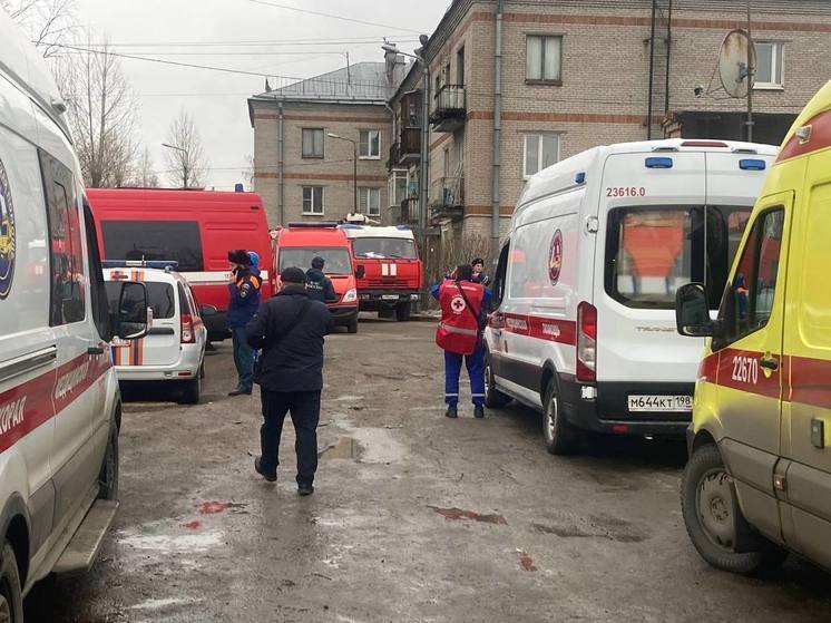 Пискаревский проспект забит машинами пожарных и МЧС после падения дрона