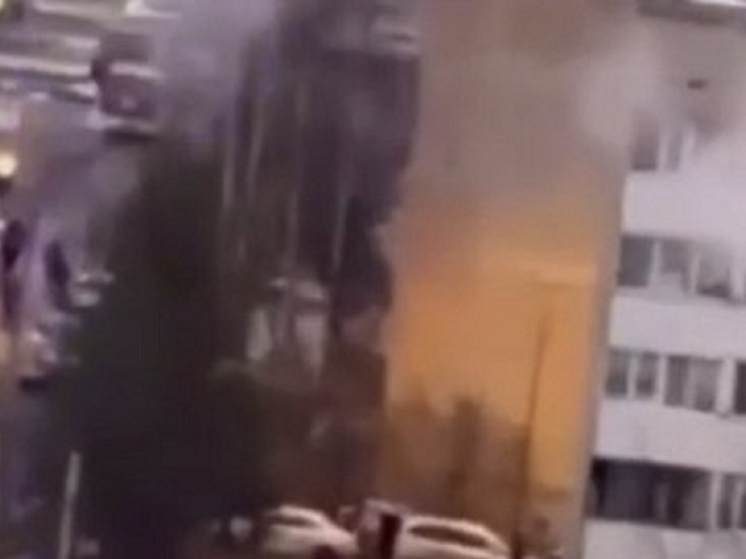 Женщина, проживающая в поврежденном доме в Санкт-Петербурге рассказала "МК в Питере", что в результате взрыва у нее "раскурочило балкон" и разорвало консервную банку