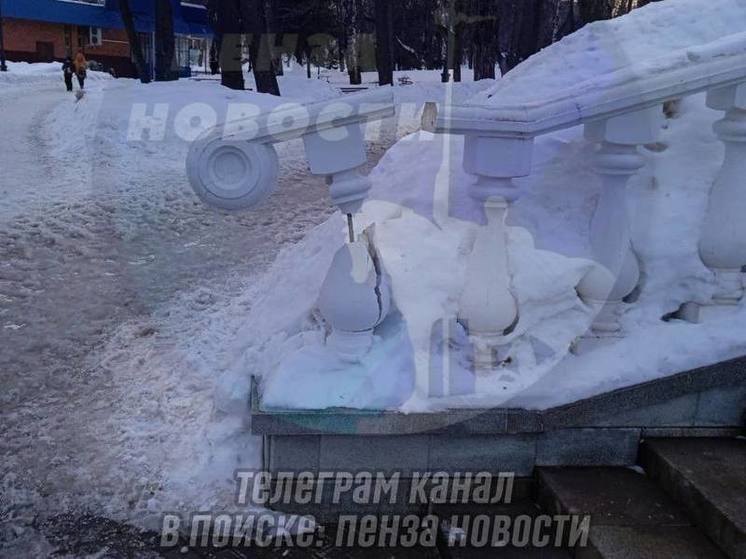 В Пензе неизвестные разбили перила лестницы у Спасского Собора
