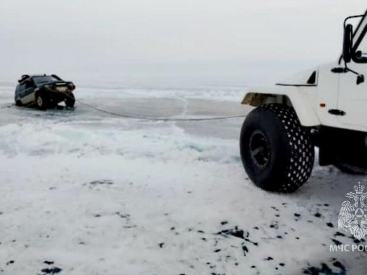 Жители Новосибирска провалилась на машине под лед на Байкал
