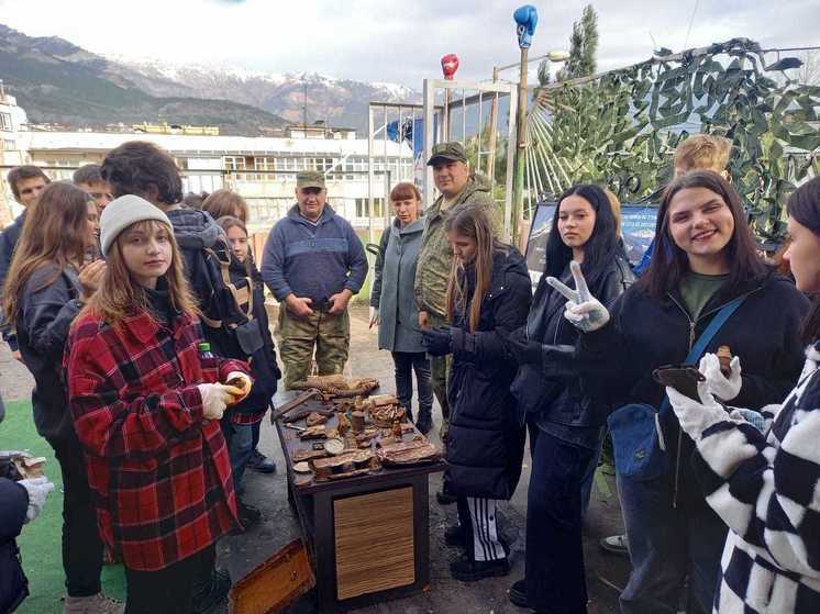 Ялтинские студенты-экономисты попробовали свои силы в тире и в поисковом отряде