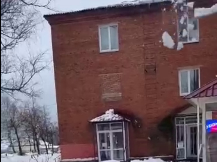 Шатурские коммунальщики во время очистки крыши повредили здание