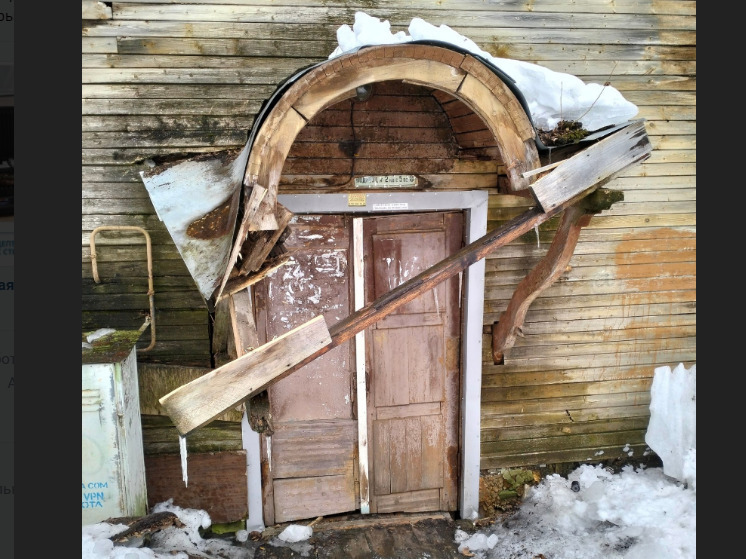 Еще одна глыба льда разломала козырек подъезда в доме Петрозаводска