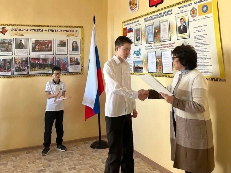Школьникам Калмыкии передали именные луки
