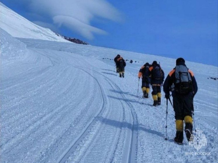 Спасатели выдвинулись на Эльбрус на помощь альпинисту