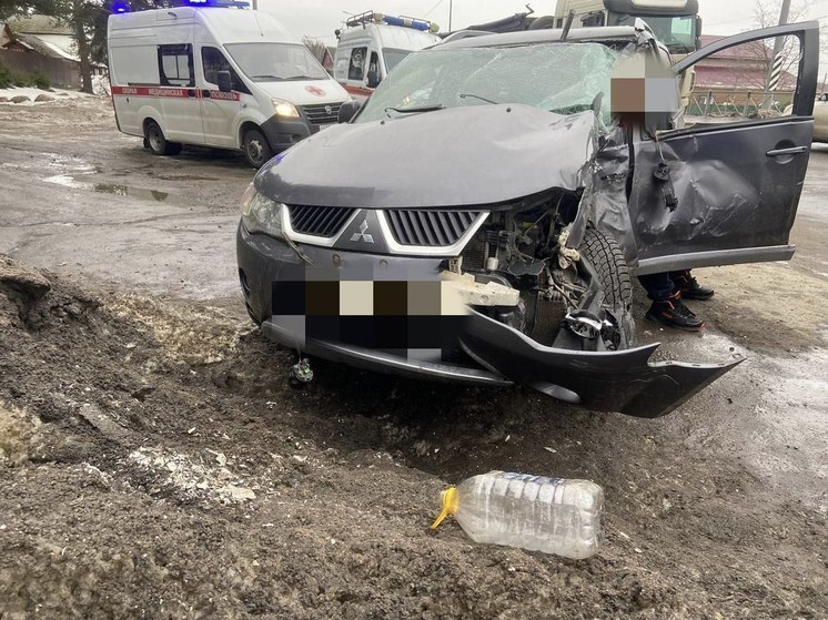 Легковушка и грузовик столкнулись в Приозерске 2 марта