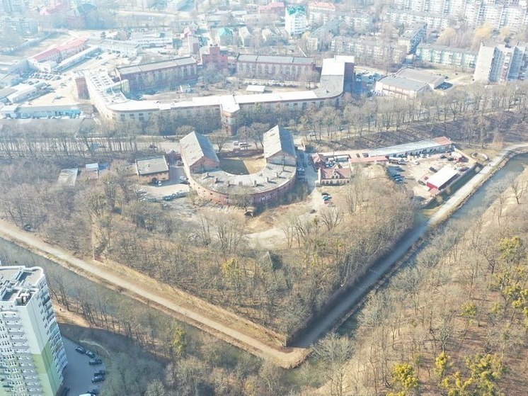 У «Резиденции королей» началась расчистка Литовского моста