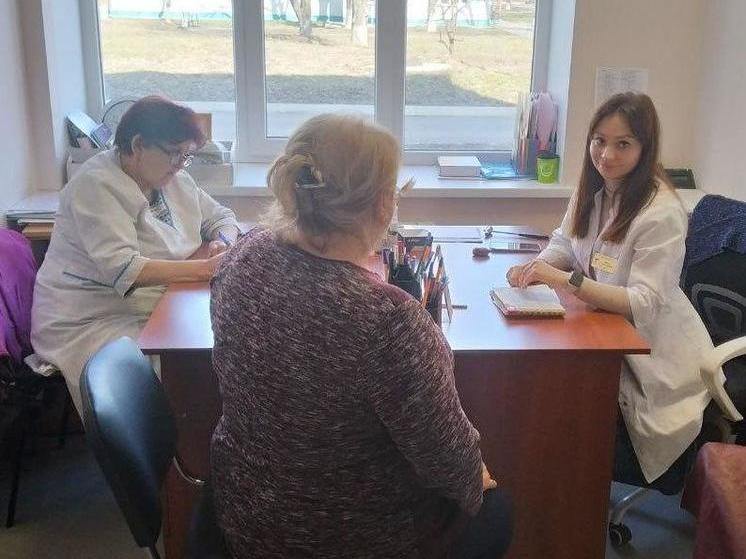 Выездная бригада медиков из Донецка провела осмотр жителей Новоазовска