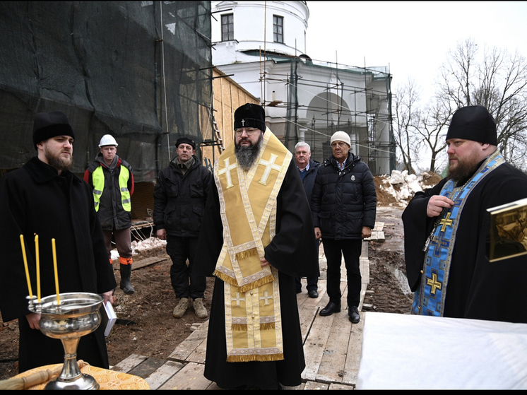 Архипастырь освятил крест и купол на колокольню восстанавливающегося Казанского храма в деревне Рай
