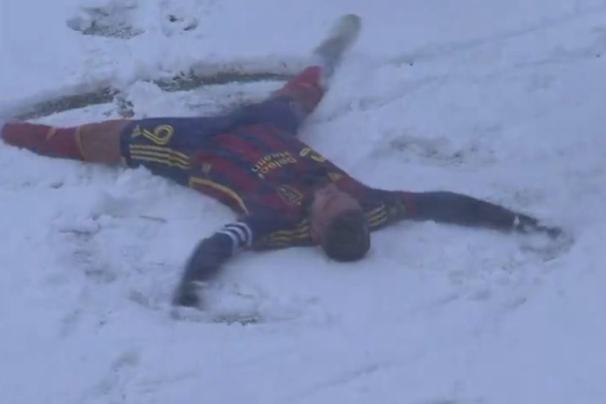 The football player celebrated his goal with a “snow angel”