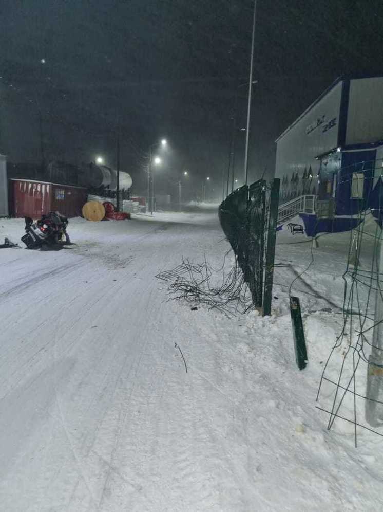 Столб и снегоход стали участниками ДТП на Ямале