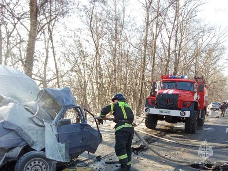 На орловской трассе при лобовом столкновении двух авто погибли два человека