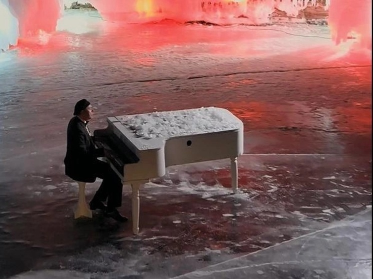 Бывший мэр Иркутска Виктор Кондрашов вытащил на лёд Байкала рояль