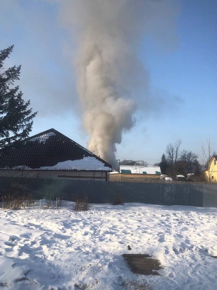 В Биробиджане загорелся частный дом