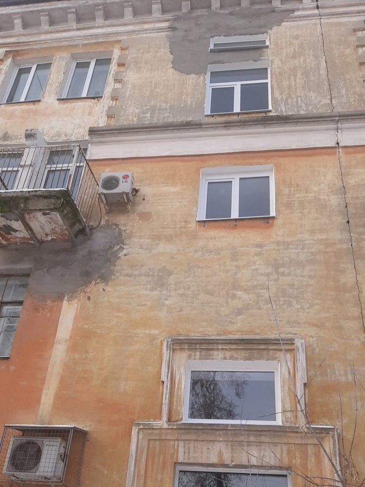 Окна в подъезде дома в Дзержинске заменили после крупного штрафа от Госжилинспекции
