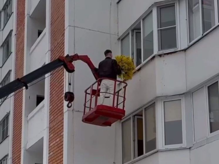 В Серпухове влюбленный поднялся к своей даме с букетом на автовышке