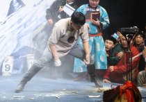 На фестивале «Алтан «Мундарга» установлен новый мировой рекорд по разбиванию хребтовой кости за 1 минуту