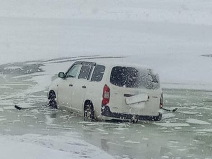 В соседнем регионе с Хакасией автомобиль провалился под лед водохранилища