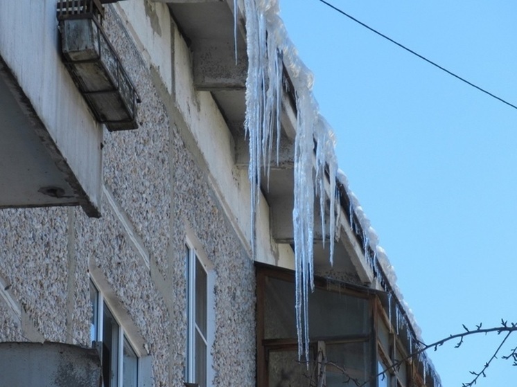 Жителей Зауралья предупредили об угрозе падения сосулек и схода снега