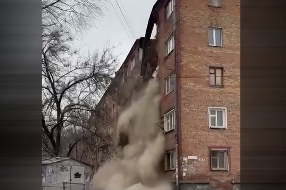 Residents of a house that collapsed in Rostov gave the disgruntled mayor a “magic wand”