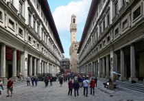 Группа экоактивистов в итальянском городе Флоренция наклеила листовки во всемирно известной Галерее Уффици на картину одного из самых значимых мастеров эпохи Возрождения Сандро Боттичелли