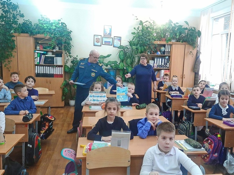 Инспекторы ГИМС провели серию бесед со смоленскими школьниками